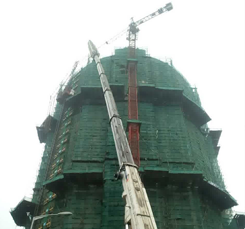 长宁吊车在工地上作业